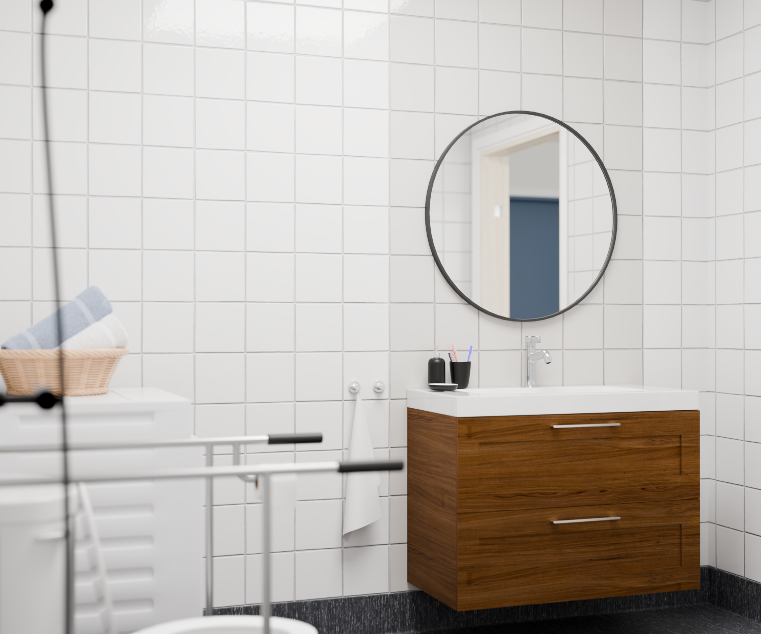 Badrum med vit kakelvägg, spegel och träfärgat handfatsskåp.