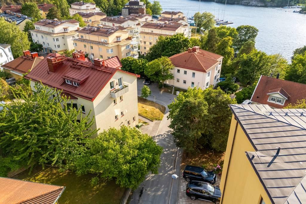Vy över takåsarna på Stora Essingen, som visar områdets lummiga karaktär med närhet till vattnet.