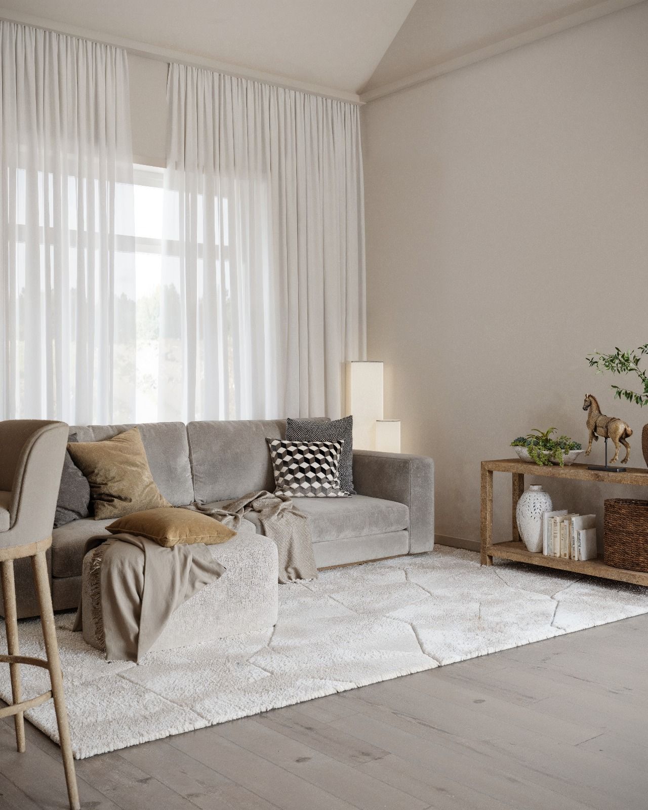 3D-rendering av ett vardagsrum med en grå soffa, en ljus matta och stora fönsterpartier med tunna gardiner.