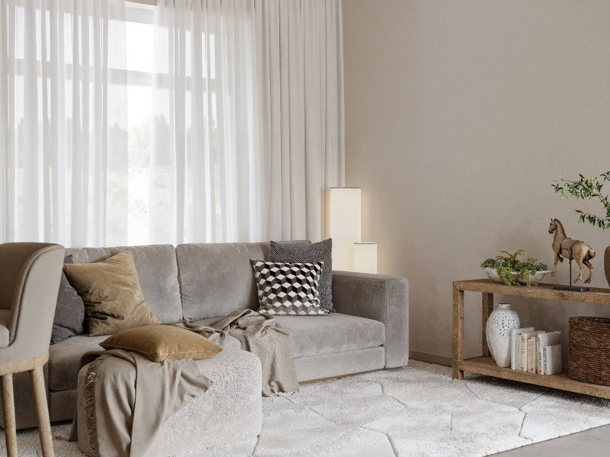 3D-rendering av ett vardagsrum med en grå soffa, en ljus matta och stora fönsterpartier med tunna gardiner.